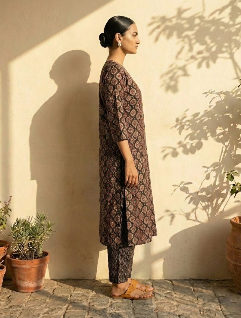 trueBrowns طقم كورتا بنطال دوباتا مزخرف بطباعة سوداء من trueBrowns - Image 3